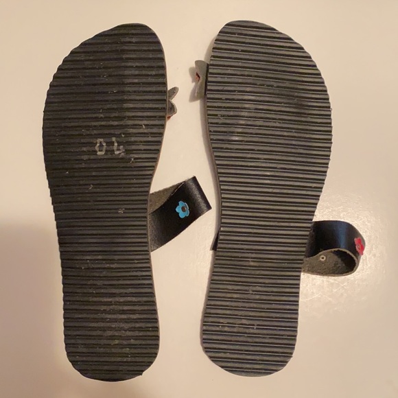 Sandals with cute flower between the toes and flowers on band. Approximately 7.5 - Picture 5 of 6